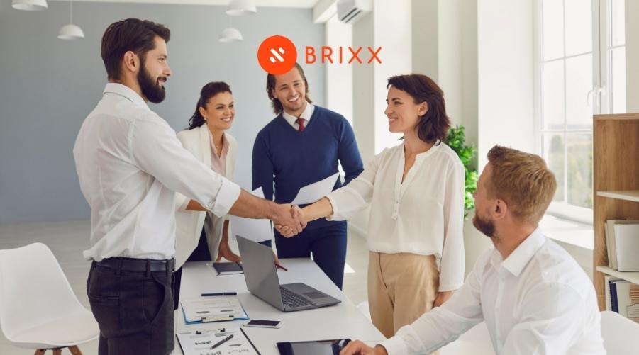 Image of startup owner meeting with investors for the Brixx blog post "Top 10 Mistakes That Startups Make When Creating A Seed Funding Pitch Deck"